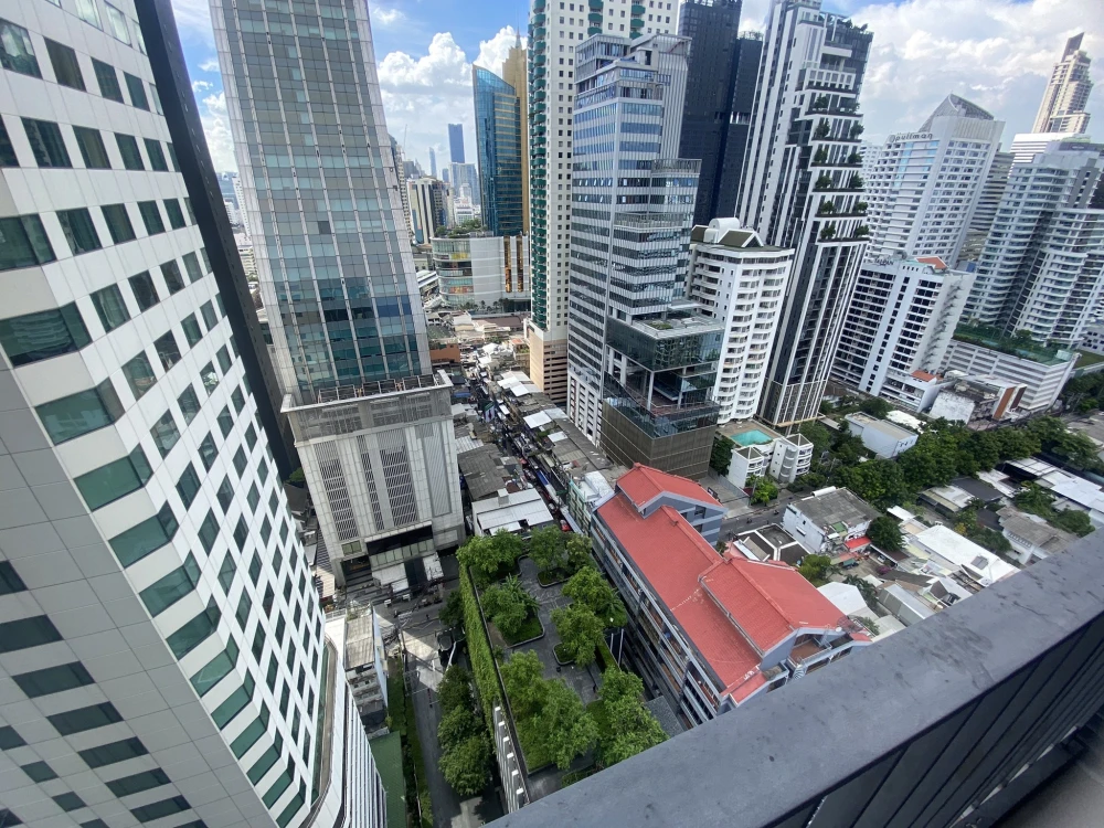For rent: Edge by Sansiri Sukhumvit 23, 21st floor, city view, spacious room, comfortable, fully furnished, reserve now.