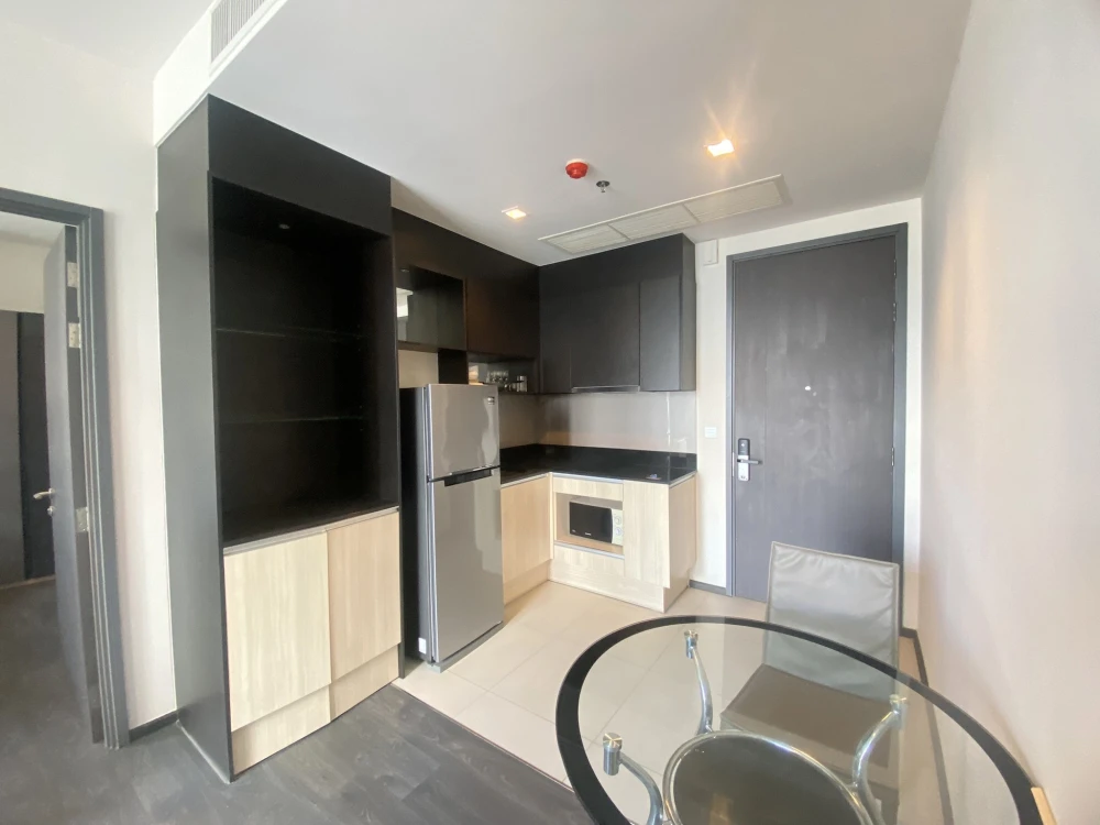 For rent: Edge by Sansiri Sukhumvit 23, 21st floor, city view, spacious room, comfortable, fully furnished, reserve now.