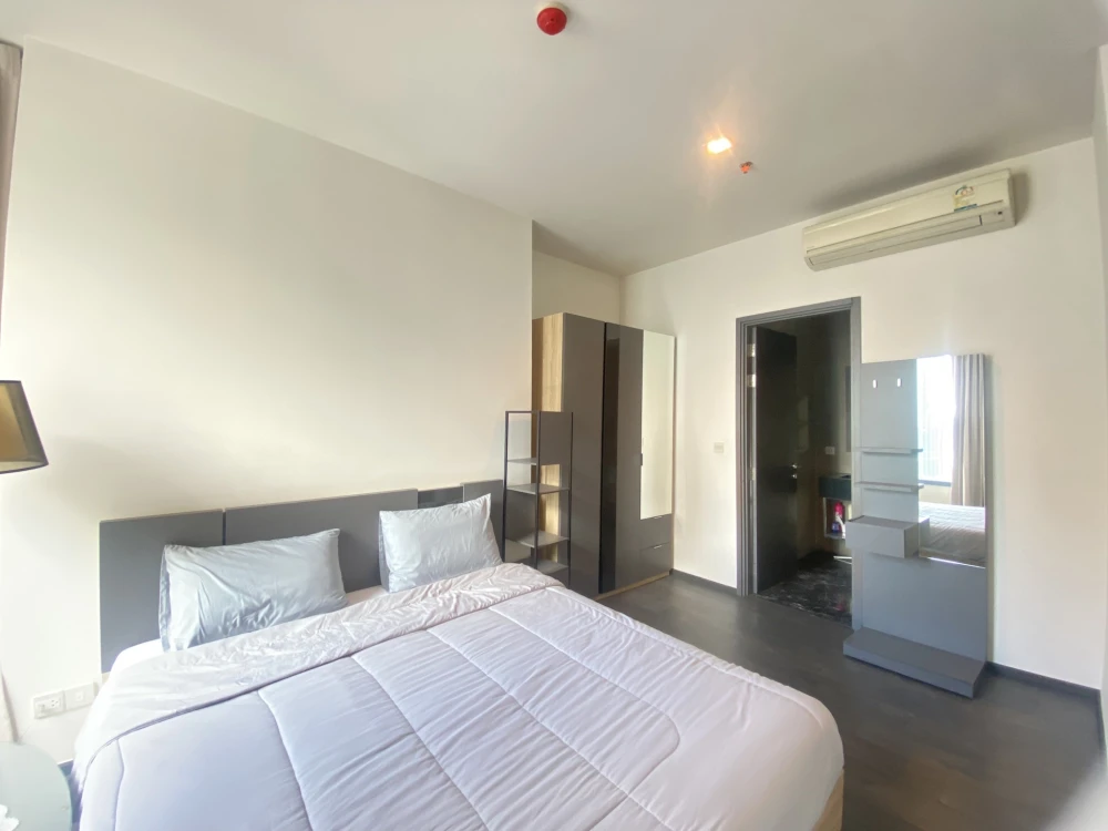 For rent: Edge by Sansiri Sukhumvit 23, 21st floor, city view, spacious room, comfortable, fully furnished, reserve now.