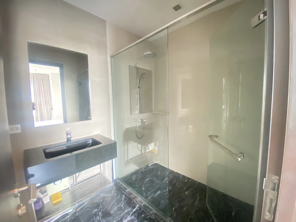For rent: Edge by Sansiri Sukhumvit 23, 21st floor, city view, spacious room, comfortable, fully furnished, reserve now.
