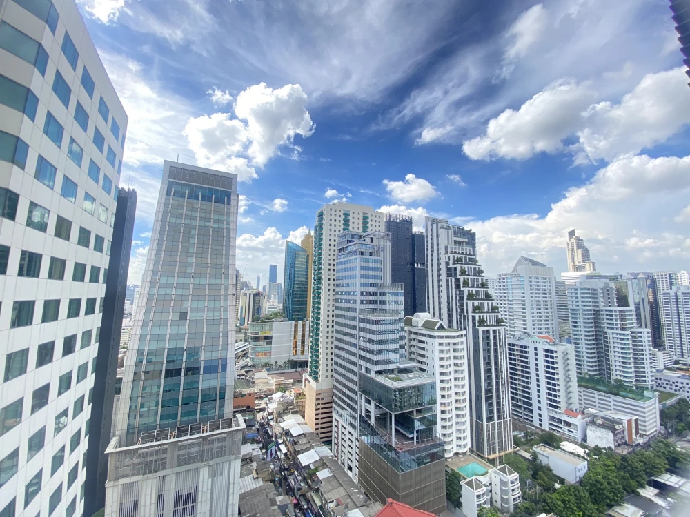 For rent: Edge by Sansiri Sukhumvit 23, 21st floor, city view, spacious room, comfortable, fully furnished, reserve now.
