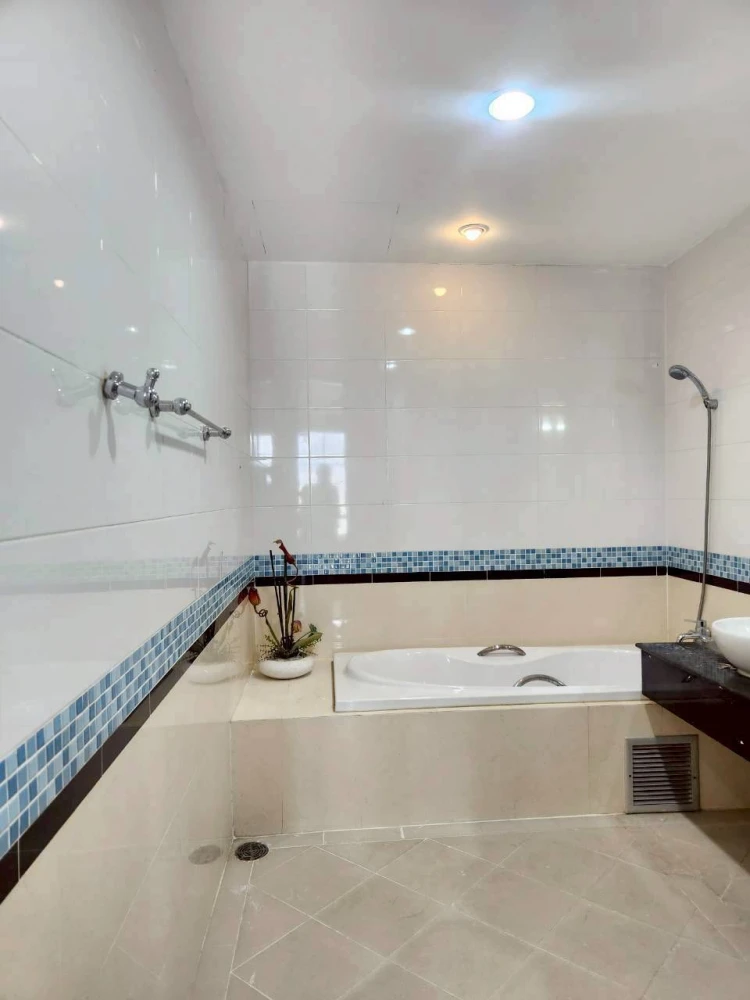 For rent: AP City Smart Sukhumvit 18, large penthouse, 180 sq.m., fully furnished, expansive views, ideal for families or those seeking convenience.