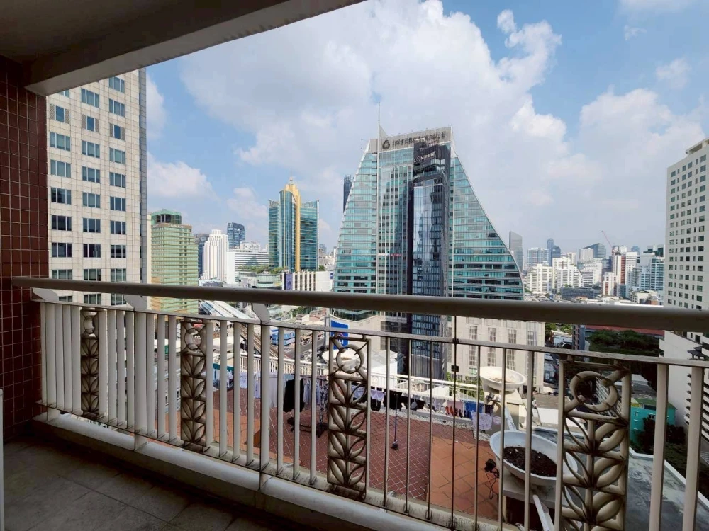 For rent: AP City Smart Sukhumvit 18, large penthouse, 180 sq.m., fully furnished, expansive views, ideal for families or those seeking convenience.