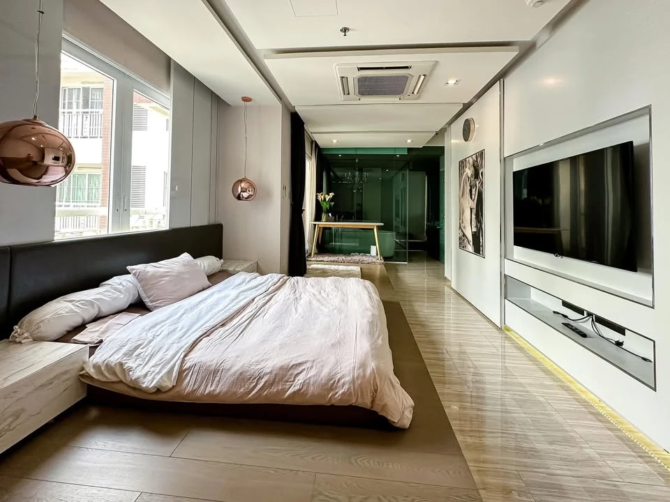 For rent, AP City Smart Sukhumvit 18, very large room, luxuriously decorated with built-in furniture, with quality furniture, book now.