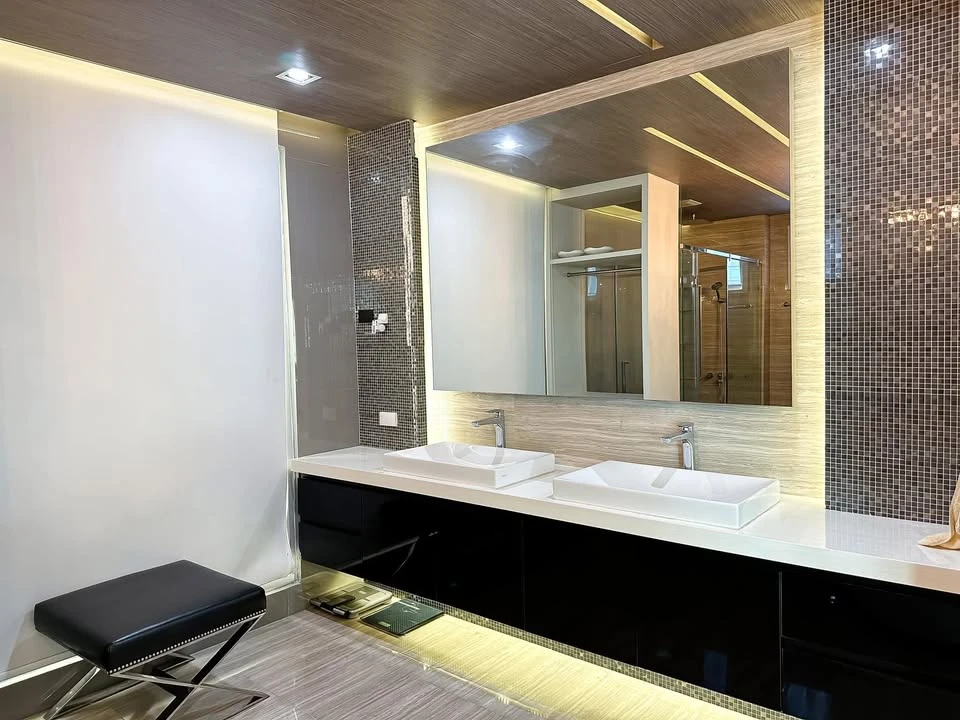 For rent, AP City Smart Sukhumvit 18, very large room, luxuriously decorated with built-in furniture, with quality furniture, book now.