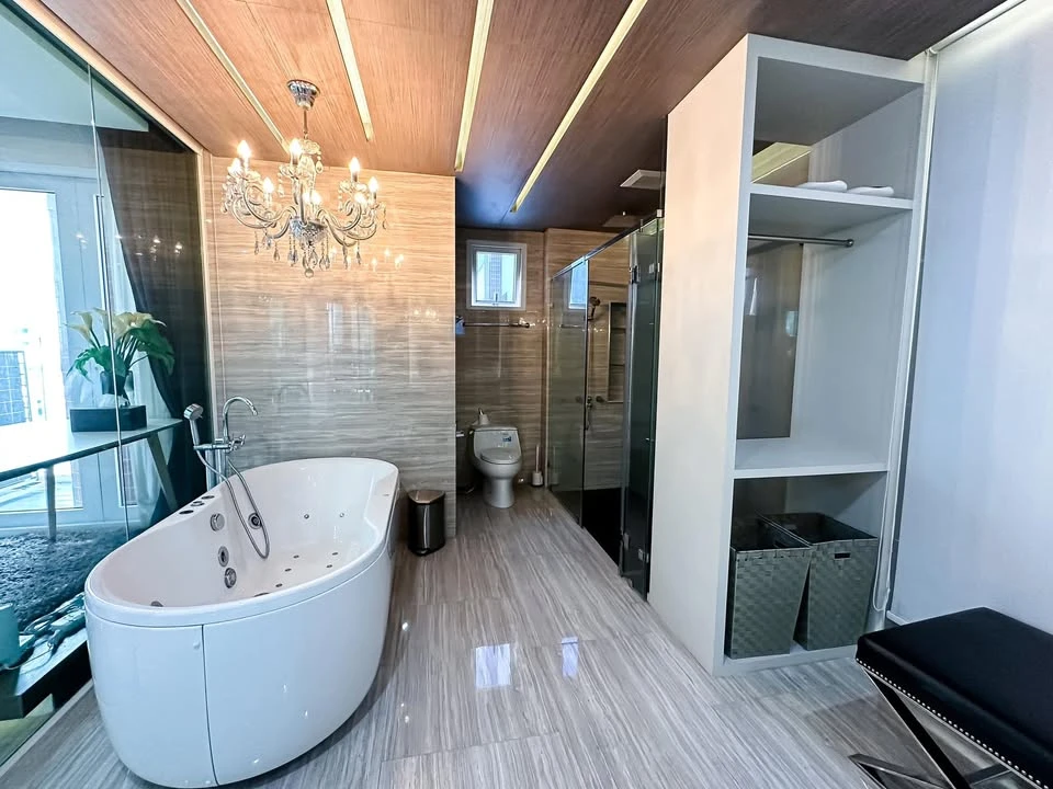 For rent, AP City Smart Sukhumvit 18, very large room, luxuriously decorated with built-in furniture, with quality furniture, book now.