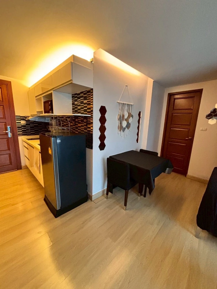 For rent: Emerald Residence Ratchada, private corner room, spacious area, beautifully decorated with style, must arrange it.