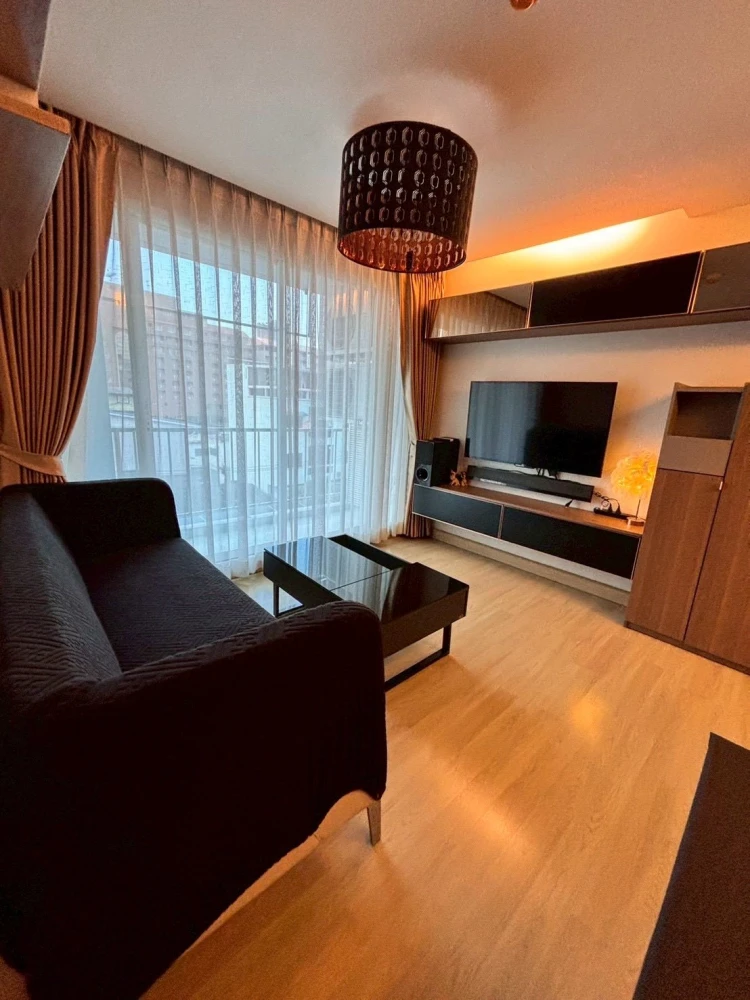 For rent: Emerald Residence Ratchada, private corner room, spacious area, beautifully decorated with style, must arrange it.