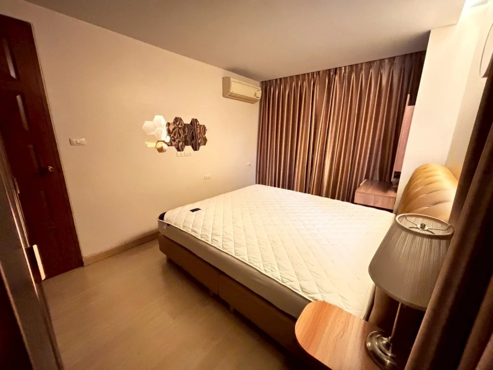 For rent: Emerald Residence Ratchada, private corner room, spacious area, beautifully decorated with style, must arrange it.