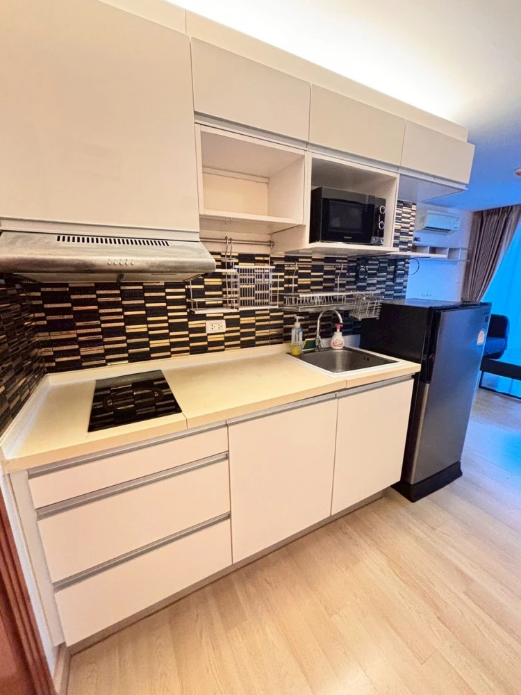 For rent: Emerald Residence Ratchada, private corner room, spacious area, beautifully decorated with style, must arrange it.