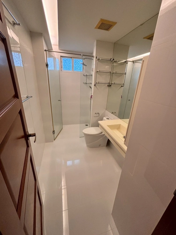 For rent: Emerald Residence Ratchada, private corner room, spacious area, beautifully decorated with style, must arrange it.