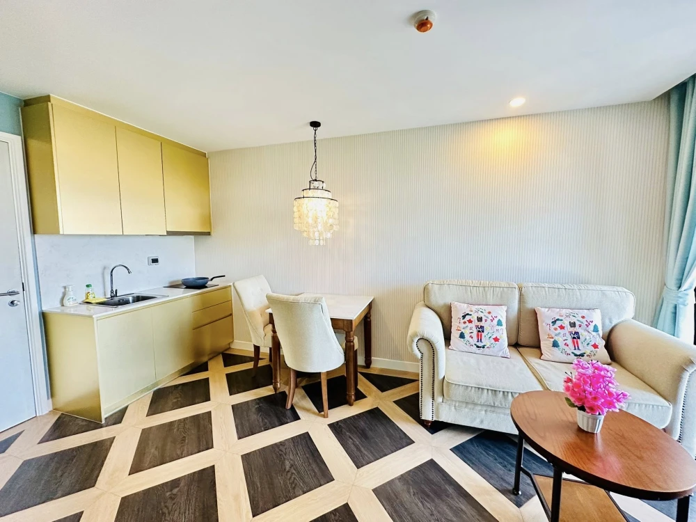 For rent: Espana Condo Resort Pattaya (Jomtien), spacious room, city view, fully furnished with electrical appliances. Must book.