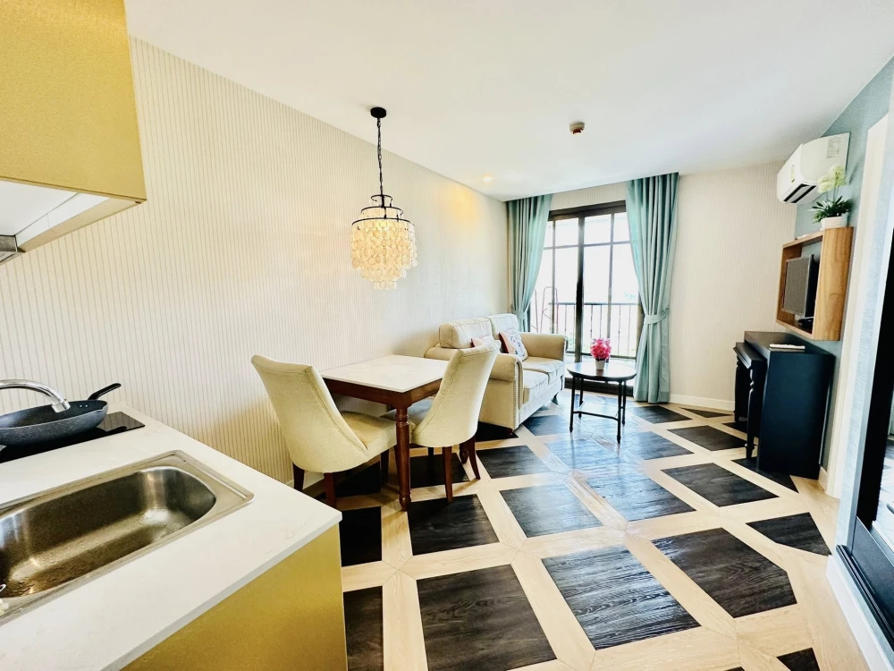 For rent: Espana Condo Resort Pattaya (Jomtien), spacious room, city view, fully furnished with electrical appliances. Must book.