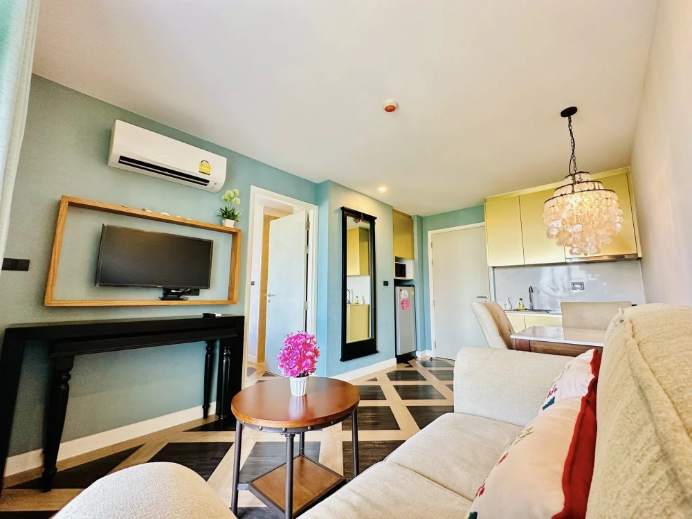 For rent: Espana Condo Resort Pattaya (Jomtien), spacious room, city view, fully furnished with electrical appliances. Must book.