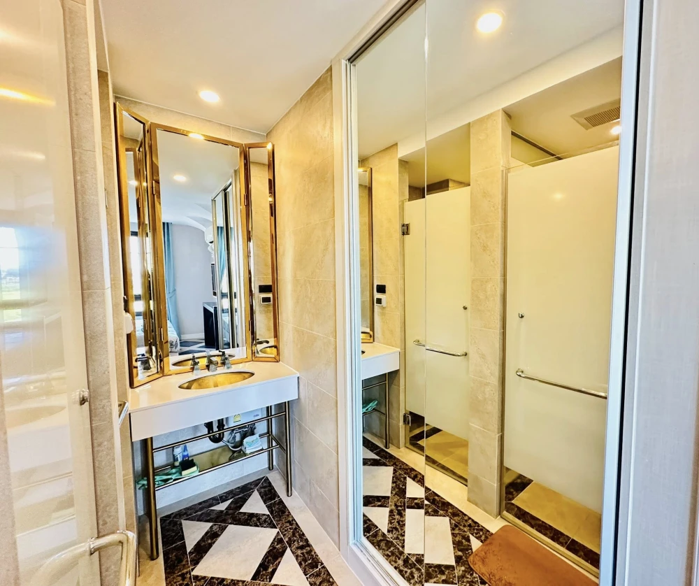 For rent: Espana Condo Resort Pattaya (Jomtien), spacious room, city view, fully furnished with electrical appliances. Must book.