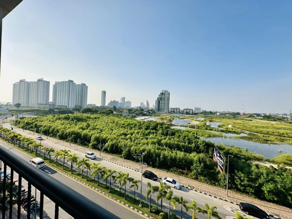 For rent: Espana Condo Resort Pattaya (Jomtien), spacious room, city view, fully furnished with electrical appliances. Must book.