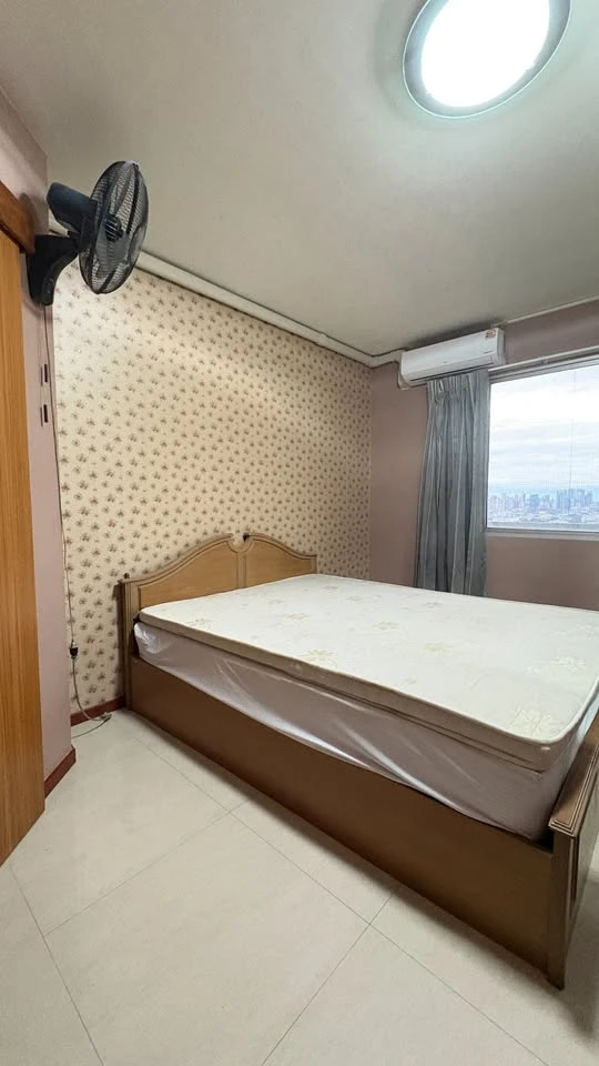 For rent, SV City Rama 3, very spacious room, 3 bedrooms, 2 bathrooms, very high floor, great breeze, don't miss it.