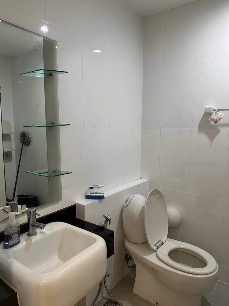 For rent: Astro Condominium, 29th floor, very high, 3 bedrooms, 2 bathrooms, can accommodate many people, book now before it's gone.