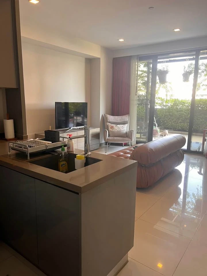 For rent: M Silom, pet-friendly, with a private garden. The unit consists of a 74 sq m apartment and a 76 sq m garden area. Ready to move in!