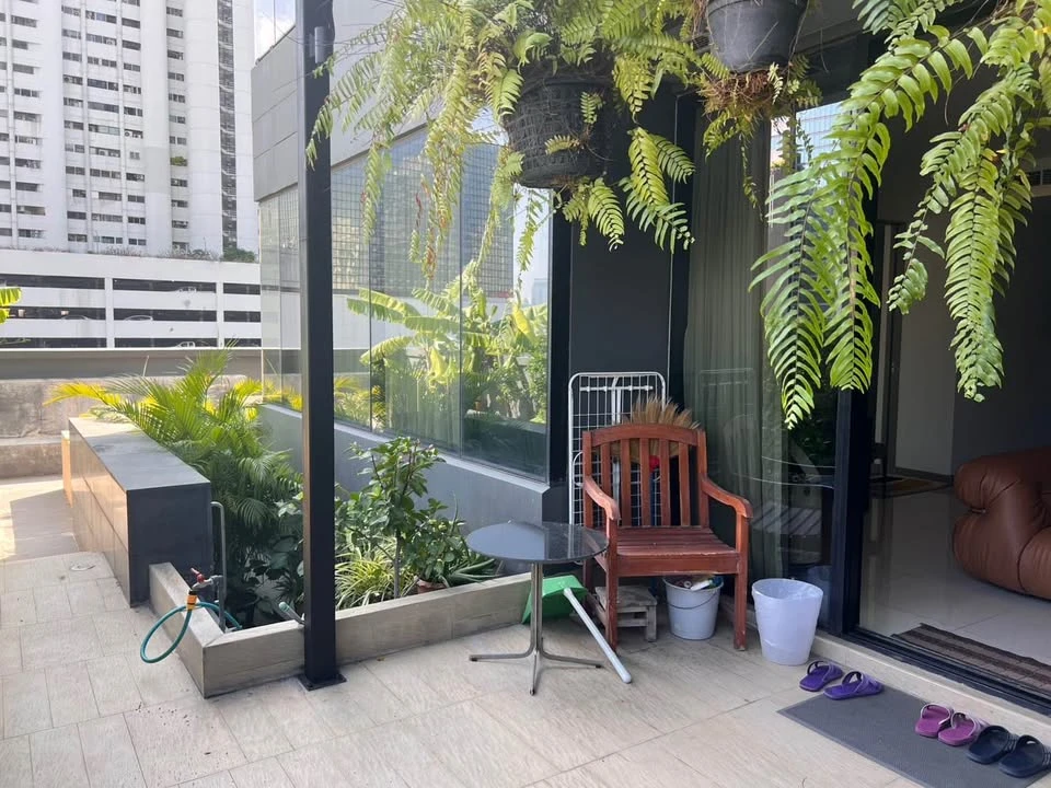 For rent: M Silom, pet-friendly, with a private garden. The unit consists of a 74 sq m apartment and a 76 sq m garden area. Ready to move in!