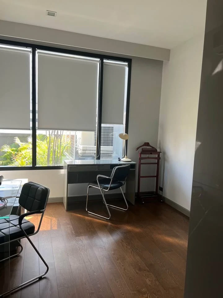 For rent: M Silom, pet-friendly, with a private garden. The unit consists of a 74 sq m apartment and a 76 sq m garden area. Ready to move in!