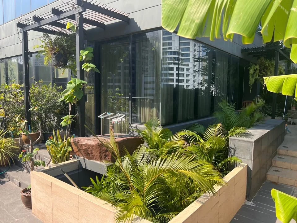 For rent: M Silom, pet-friendly, with a private garden. The unit consists of a 74 sq m apartment and a 76 sq m garden area. Ready to move in!
