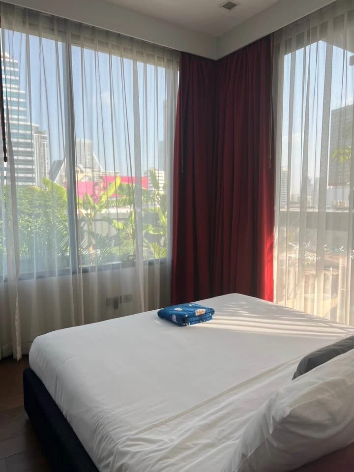 For rent: M Silom, pet-friendly, with a private garden. The unit consists of a 74 sq m apartment and a 76 sq m garden area. Ready to move in!