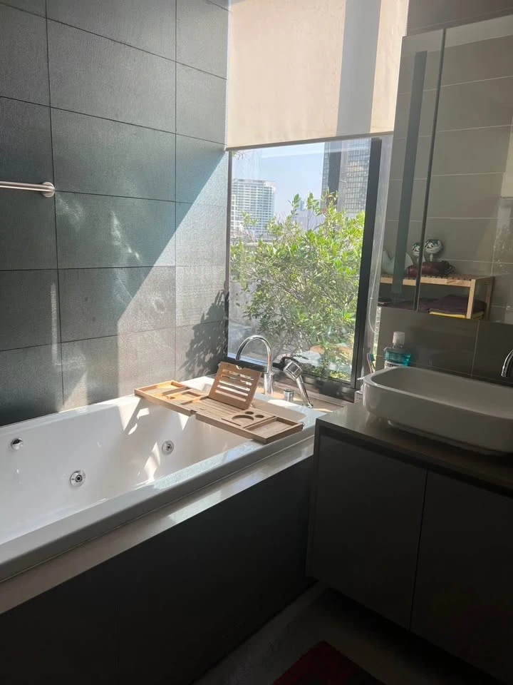 For rent: M Silom, pet-friendly, with a private garden. The unit consists of a 74 sq m apartment and a 76 sq m garden area. Ready to move in!