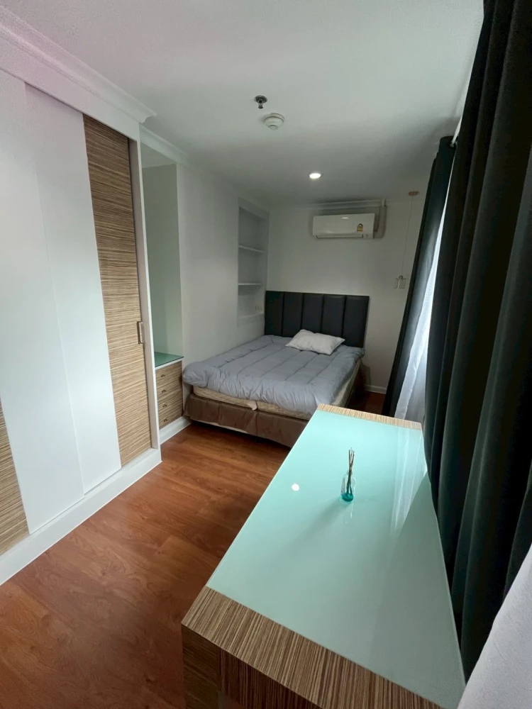 For rent: Grand Park View Asoke, 17th floor, corner room, very private. Complete with simple, livable decorations. Book now.