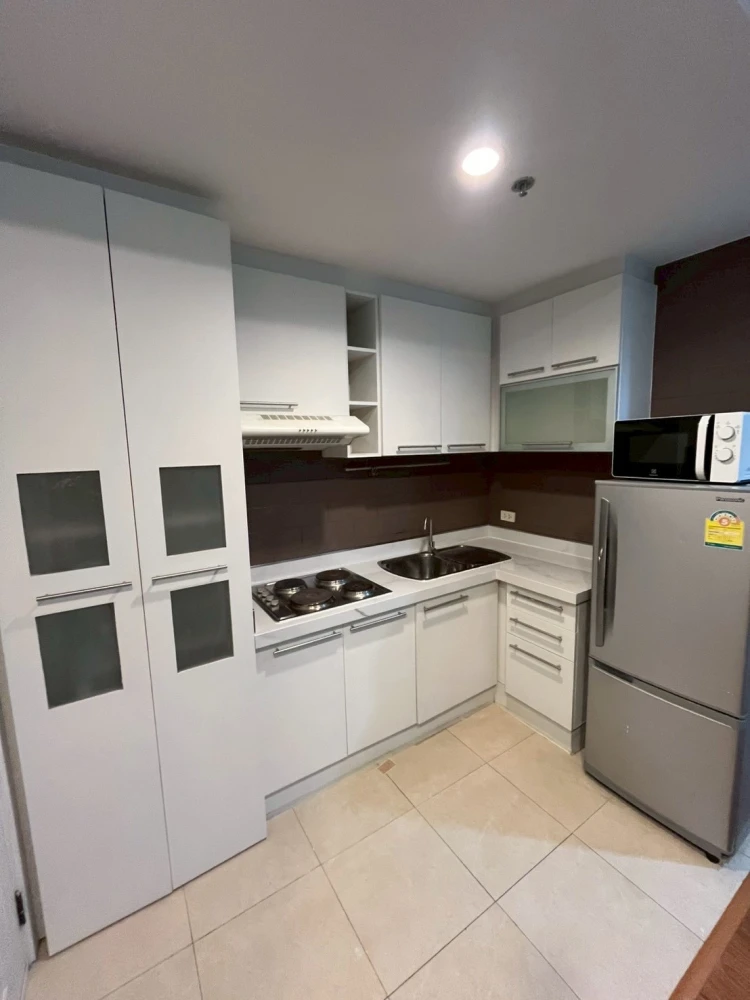 For rent: Grand Park View Asoke, 17th floor, corner room, very private. Complete with simple, livable decorations. Book now.
