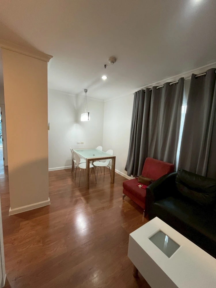 For rent: Grand Park View Asoke, 17th floor, corner room, very private. Complete with simple, livable decorations. Book now.