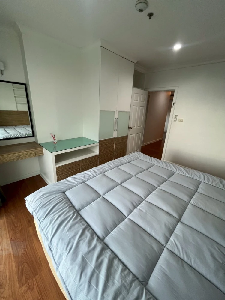 For rent: Grand Park View Asoke, 17th floor, corner room, very private. Complete with simple, livable decorations. Book now.