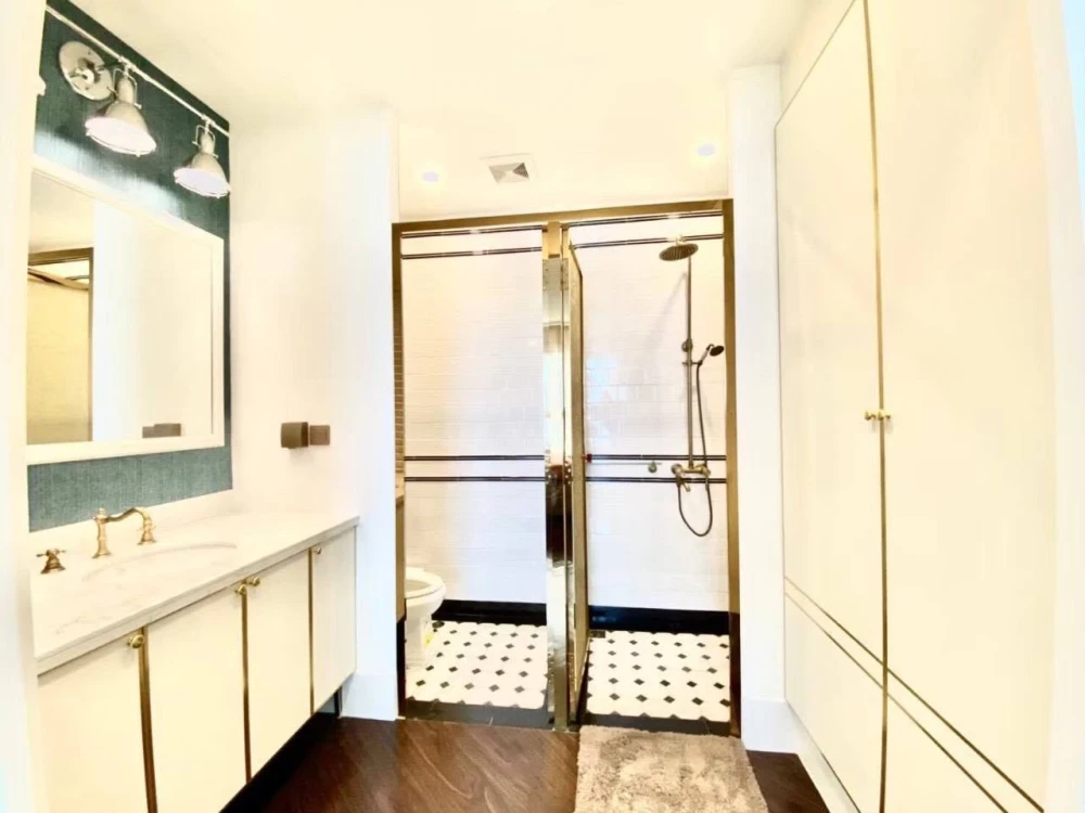 For rent: Grand Florida Beachfront Condo Resort Pattaya. Stunning pool view, spacious room, fully furnished with appliances. Book now!