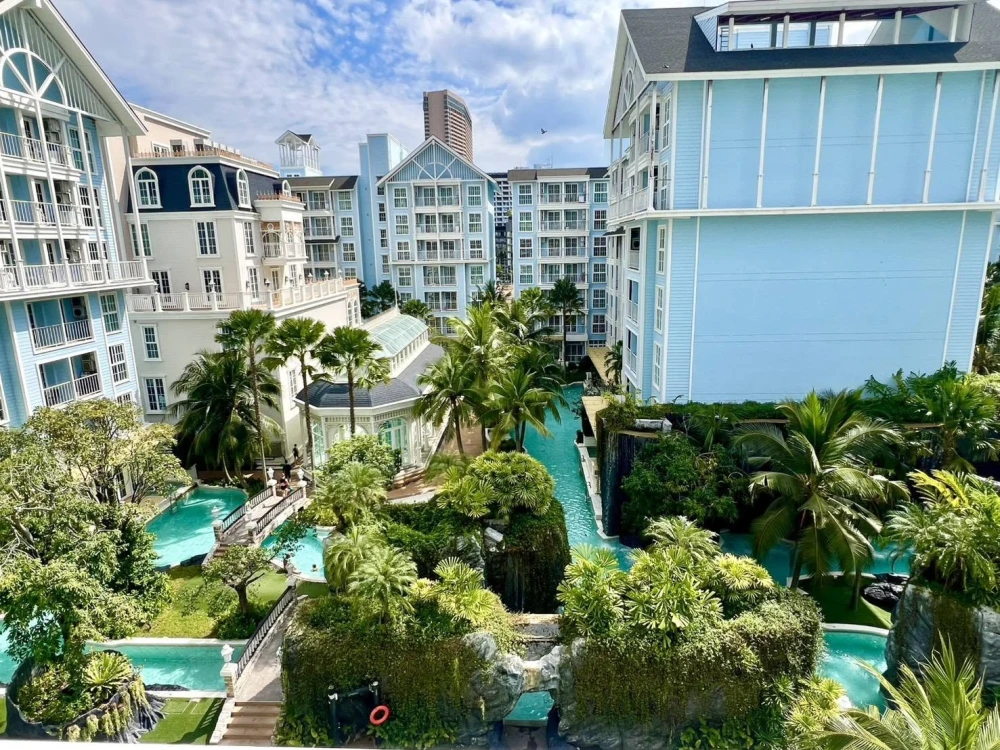 For rent: Grand Florida Beachfront Condo Resort Pattaya. Stunning pool view, spacious room, fully furnished with appliances. Book now!