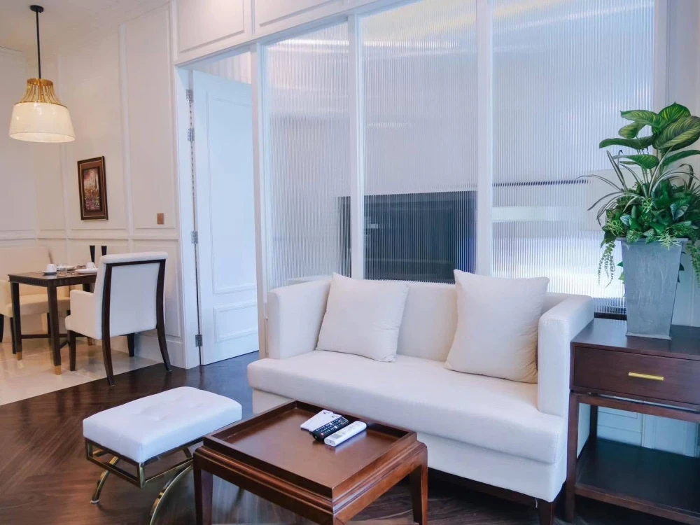 For rent: Grand Florida Beachfront Condo Resort Pattaya. Stunning pool view, spacious room, fully furnished with appliances. Book now!