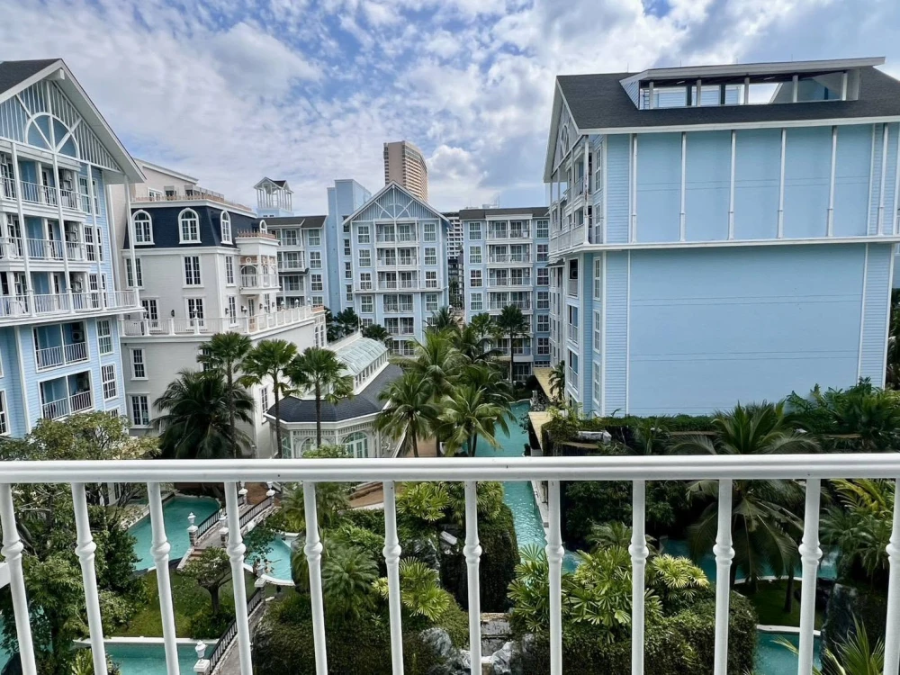 For rent: Grand Florida Beachfront Condo Resort Pattaya. Stunning pool view, spacious room, fully furnished with appliances. Book now!