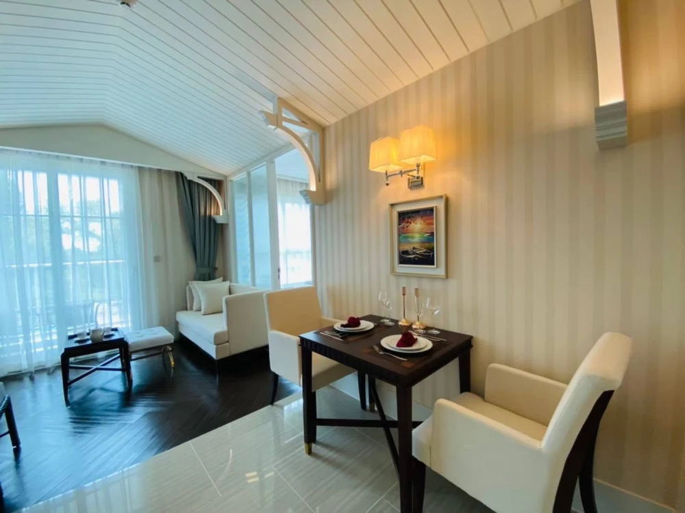 For rent: Grand Florida Beachfront Condo Resort Pattaya. Stunning pool view, spacious room, fully furnished with appliances. Book now!