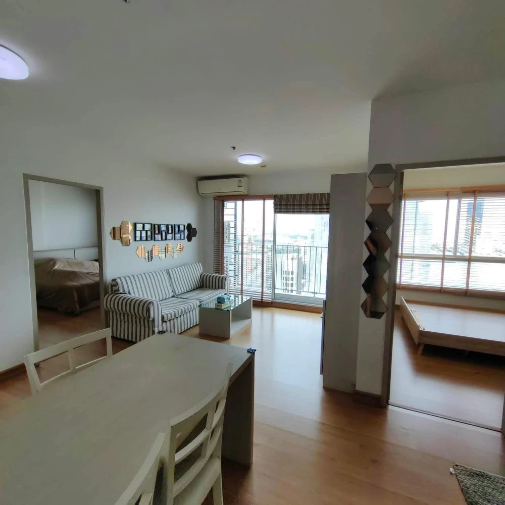 For rent: Chapter One Modern Dutch, very high floor, Chao Phraya River view in every room, with balcony for viewing. You must arrange it!!
