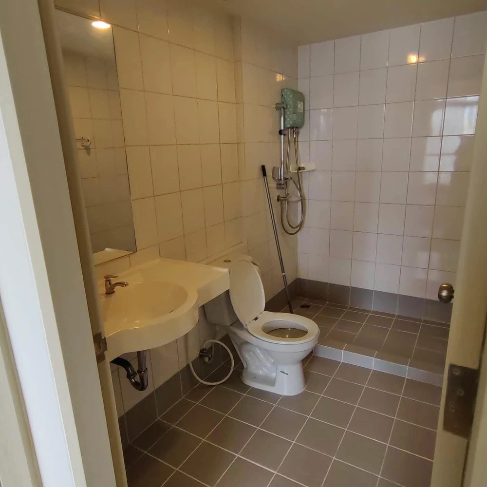 For rent: Chapter One Modern Dutch, very high floor, Chao Phraya River view in every room, with balcony for viewing. You must arrange it!!