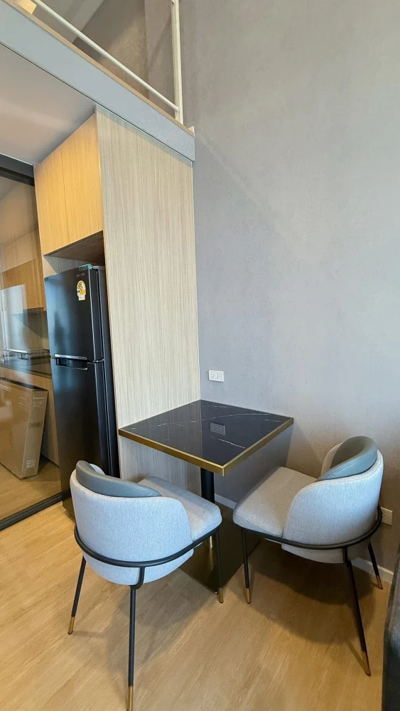 For rent: Landmark at MRT Station, 8th floor, 2-storey room, spacious, comfortable, fully furnished, ready to move in, hurry and book now.