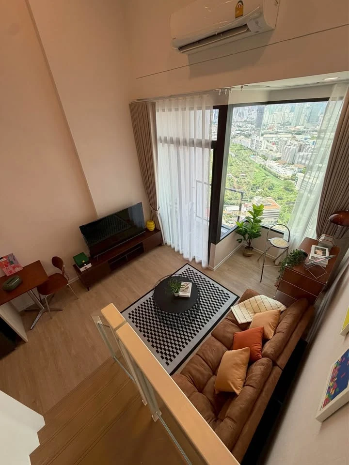 For Rent: Landmark @ MRTA Station, DUPLEX unit, high floor, stunning city view, Mid-Century style. Don't miss out!