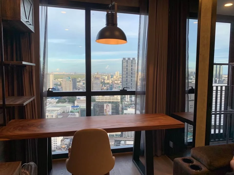 For rent: Ashton Chula - Silom, beautiful room, built-in decoration in Loft Industrial style, very high floor, beautiful view, hurry up and grab it.