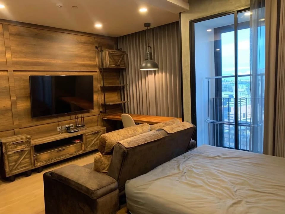 For rent: Ashton Chula - Silom, beautiful room, built-in decoration in Loft Industrial style, very high floor, beautiful view, hurry up and grab it.