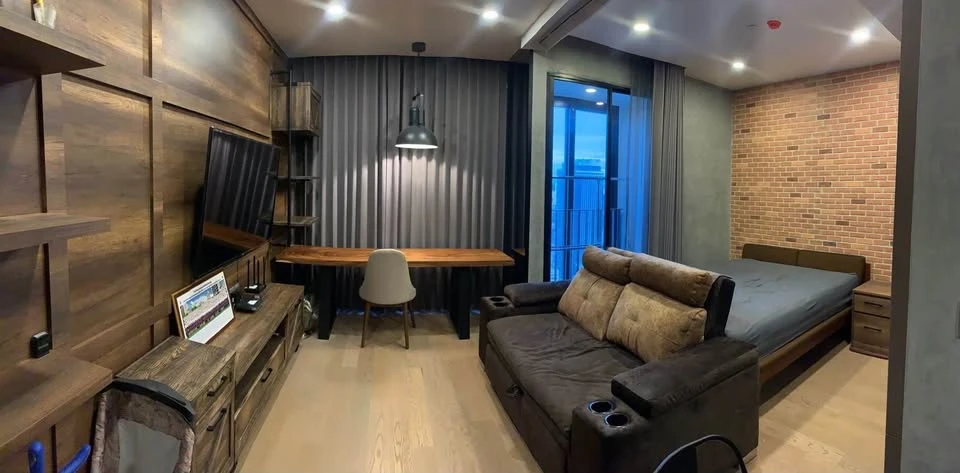 For rent: Ashton Chula - Silom, beautiful room, built-in decoration in Loft Industrial style, very high floor, beautiful view, hurry up and grab it.