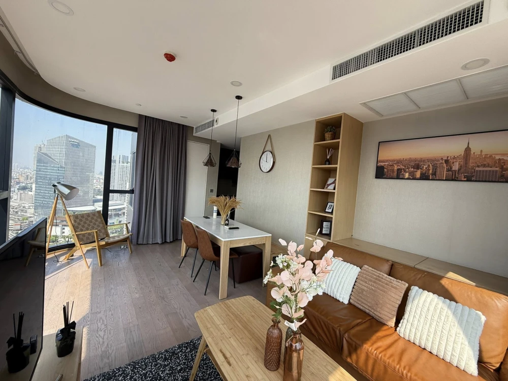 For rent: Ashton Chula Silom. Spacious room with usable space. Fully furnished and ready to move in. Hurry and reserve now. Don't miss out!