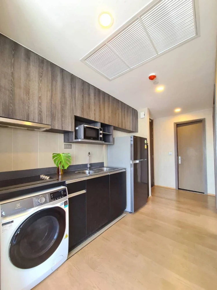 For rent: Ashton Chula Silom. Spacious room with usable space. Fully furnished and ready to move in. Hurry and reserve now. Don't miss out!