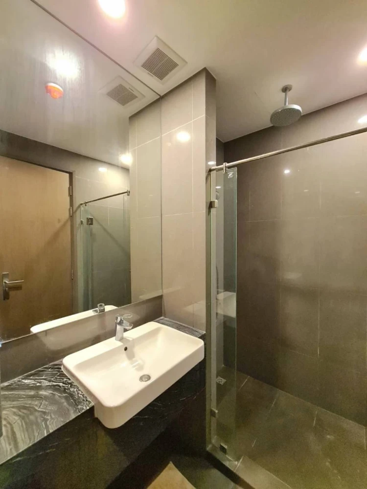 For rent: Ashton Chula Silom. Spacious room with usable space. Fully furnished and ready to move in. Hurry and reserve now. Don't miss out!
