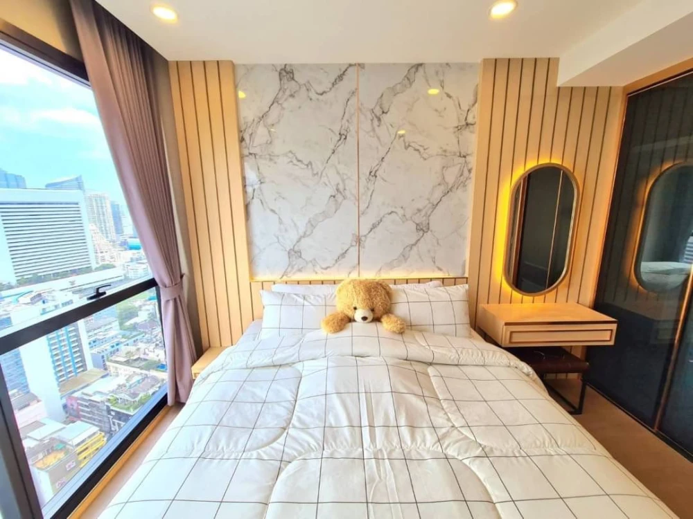 For rent: Ashton Chula Silom. Spacious room with usable space. Fully furnished and ready to move in. Hurry and reserve now. Don't miss out!