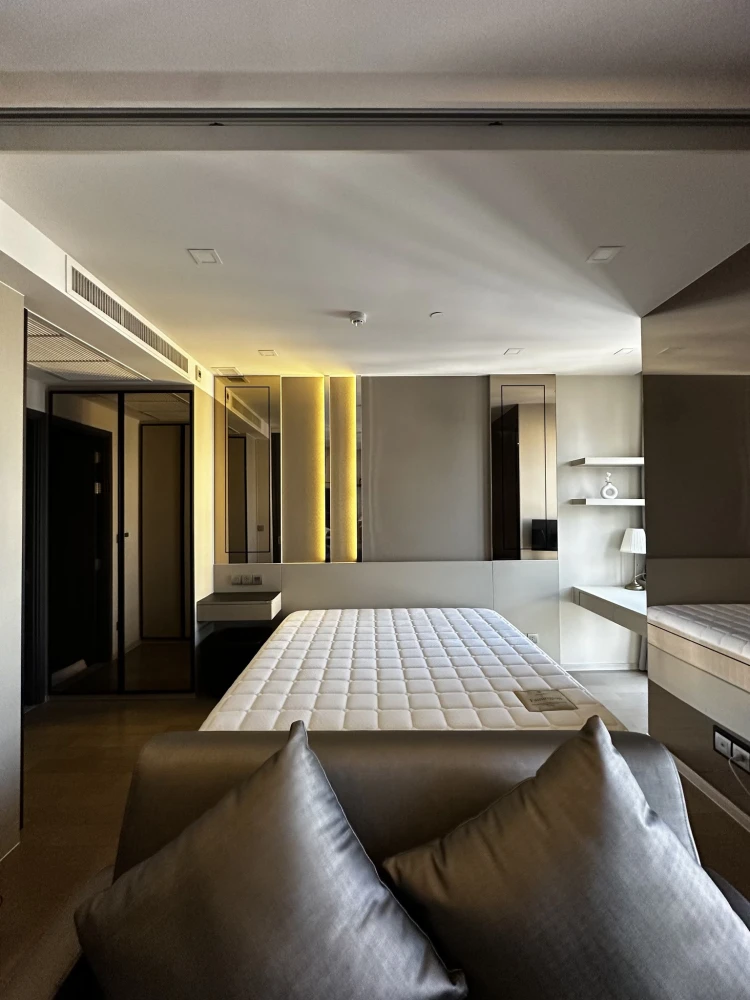 For rent: Ashton Asoke, very high floor, 26th floor, stunning city view, furnished room, built-in, ready to move in, don't miss it.