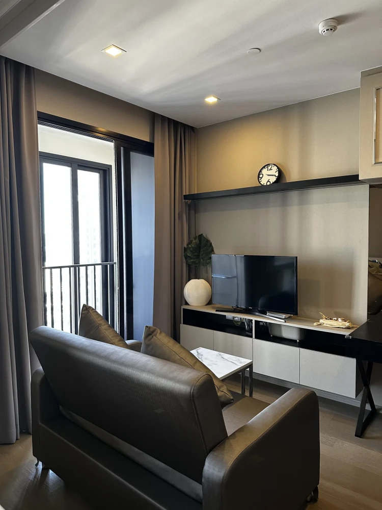 For rent: Ashton Asoke, very high floor, 26th floor, stunning city view, furnished room, built-in, ready to move in, don't miss it.